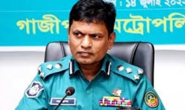 মোল্যা নজরুলসহ ৪ পুলিশ কর্মকর্তা আটক