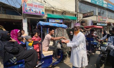 আ.লীগ নেতা গ্রেফতারে মিষ্টি বিতরণ