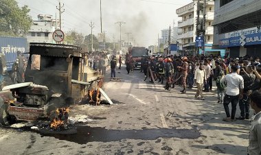 সড়কে স্কুলছাত্র নিহত, ঘাতক ট্রলিতে আগুন দিলো বিক্ষুব্ধ জনতা