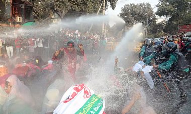 প্রাথমিকে নিয়োগপ্রত্যাশীদের আন্দোলনে পুলিশের বাধা, জলকামান নিক্ষেপ