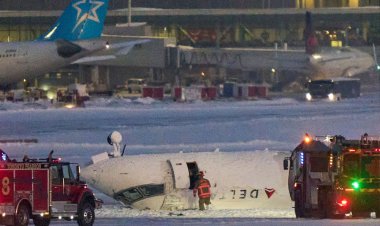 কানাডায় অবতরণের সময় উল্টে গেল উড়োজাহাজ