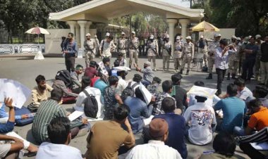 প্রধান উপদেষ্টার কার্যালয়ের সামনে জুলাই আন্দোলনে আহতদের অবস্থান