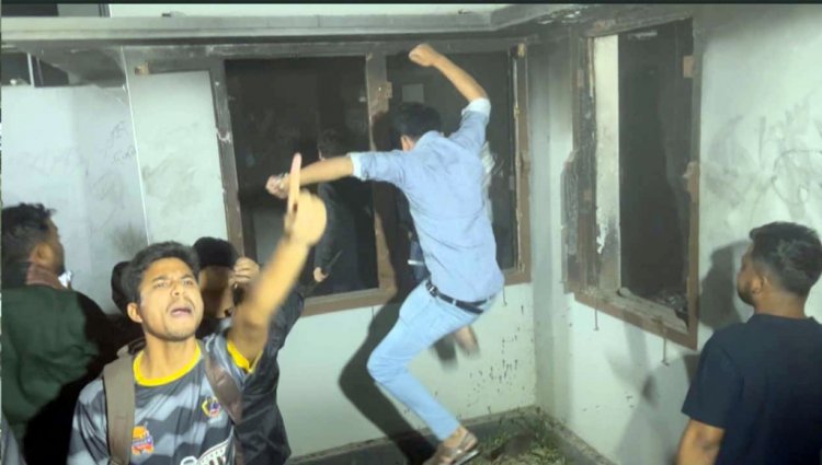 গেট ভেঙে ধানমন্ডি ৩২ নম্বরের বাড়িতে ঢুকে ছাত্র-জনতার ভাঙচুর