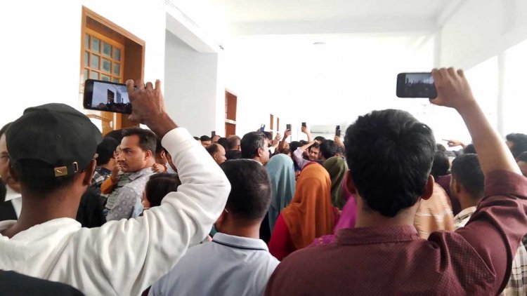 নিয়োগ বাতিলের রায়ের প্রতিবাদে শিক্ষকদের বিক্ষোভ-কান্না