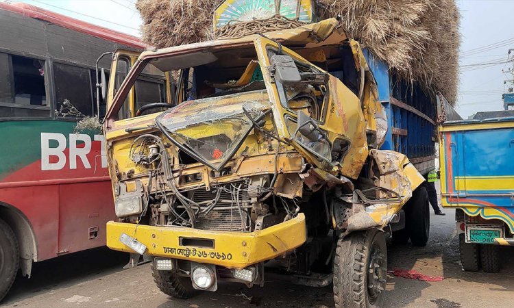 দাঁড়িয়ে থাকা ট্রাকে অপর ট্রাকের ধাক্কা, হেলপার নিহত