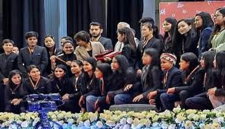 সাফজয়ী নারী ফুটবল দলের হাতে উঠল একুশে পদক