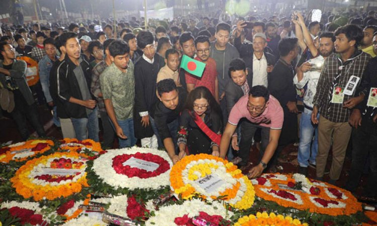 ভাষা শহীদদের শ্রদ্ধা জানাতে কেন্দ্রীয় শহীদ মিনারে মানুষের ঢল