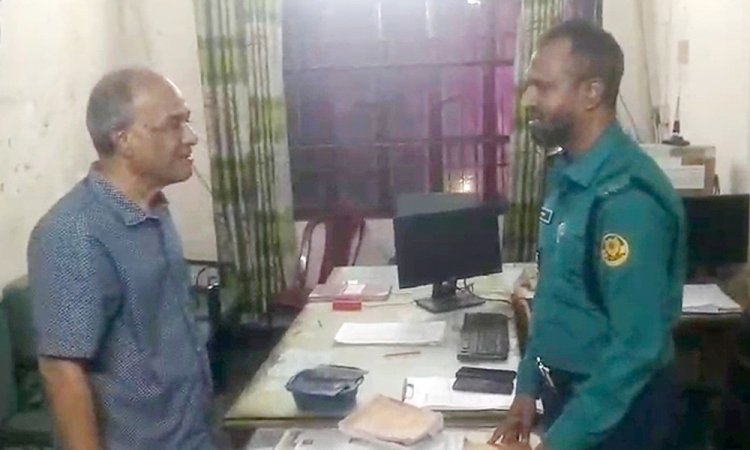 হঠাৎ ভোরে পুলিশের টহল কার্যক্রম পরিদর্শনে স্বরাষ্ট্র উপদেষ্টা