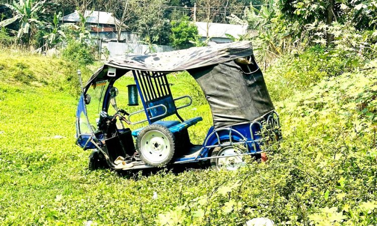 ইজিবাইক খাদে পড়ে প্রাণ গেল কলেজছাত্রের