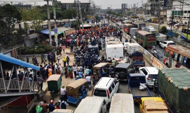 নানা দাবিতে শ্রমিকদের ঢাকা-আরিচা মহাসড়ক অবরোধ, যানচলাচল বন্ধ
