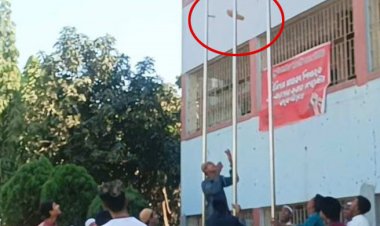 জাতীয় পতাকার খুঁটিতে বাঁধা হলো জুতা, ভিডিও ভাইরাল ,কুমিল্লা ভিক্টোরিয়া কলেজ