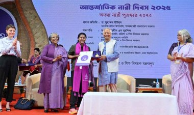 নারী দিবসে ‘অদম্য নারী’ পুরস্কার তুলে দিলেন প্রধান উপদেষ্টা