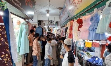 লক্ষ্মীপুর মসজিদ মার্কেটে অশোভনীয় আচরণের প্রতিবাদ করায় দুই তরুণীকে জিম্মি