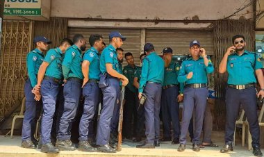 সিপিবি কার্যালয়ের সামনে সতর্ক অবস্থানে পুলিশ