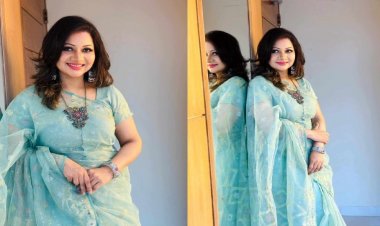 নিজেকে ঈদ কার্ড উপহার দেন আঁখি আলমগীর