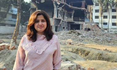 ধানমন্ডি ৩২-এ ভাঙা বাড়ির সামনে ছবি তুলে ন্যান্সির পোস্ট