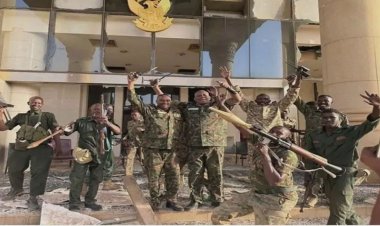 বন্দুক হাতে উল্লাস, সুদানের প্রেসিডেন্ট প্রাসাদ দখল নিল সেনাবাহিনী