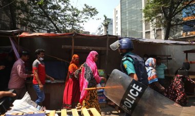 সচিবালয় অভিমুখে আন্দোলনরত শ্রমিকরা, পুলিশের সঙ্গে সংঘর্ষ