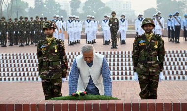 স্মৃতিসৌধে প্রধান উপদেষ্টার শ্রদ্ধা