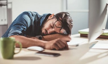 অফিসে কাজের মাঝে প্রতিদিন ঘুম পাচ্ছে? যা করবেন