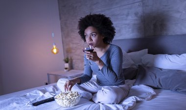 ঘুমানোর আগে এড়িয়ে চলবেন যেসব খাবার