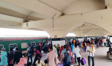ঢাকা থেকে ছাড়ছে একের পর এক ট্রেন, নেই শিডিউল বিপর্যয়
