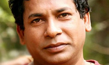 হুইল চেয়ারে প্রিমিয়ারে এলেন মোশাররফ করিম, কি হয়েছে অভিনেতার?