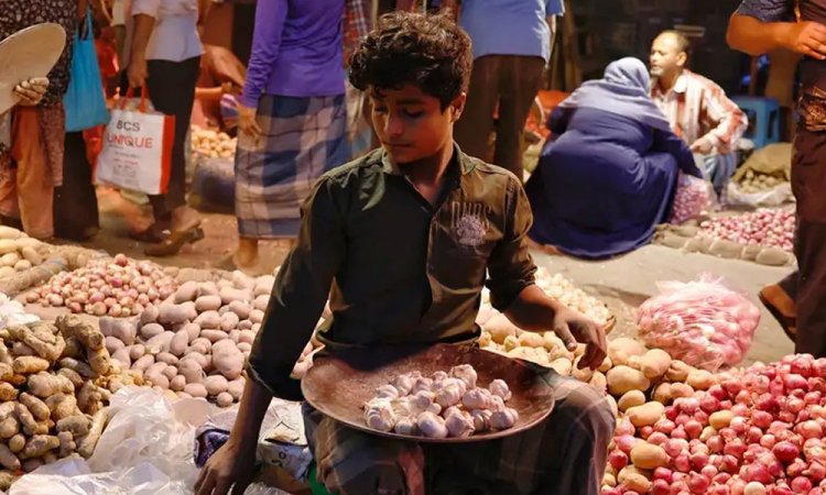 রমজান : কিছু পণ্যের দাম বাড়ায় নাখোশ ক্রেতা