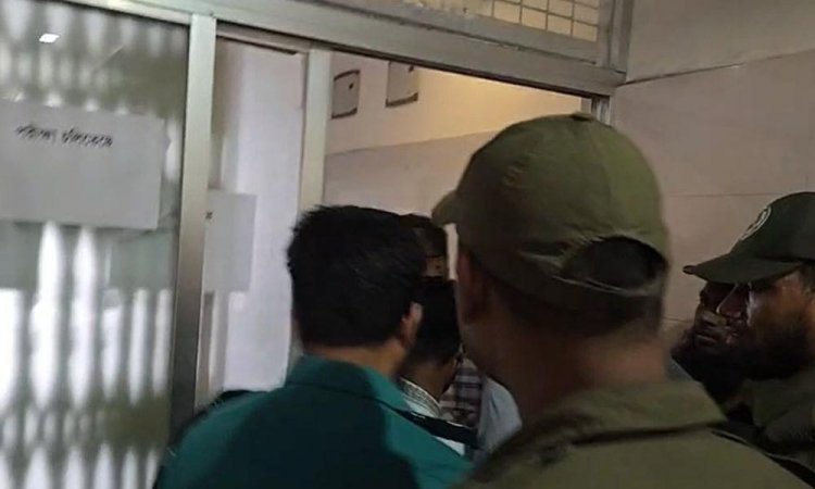 ডা. প্রাণ গোপাল দত্তের মেয়েকে অবরুদ্ধ করল ছাত্র-জনতা