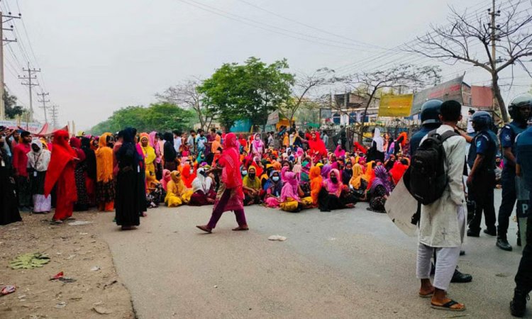 ঈদের ছুটি বাড়ানোর দাবিতে গাজীপুরে পোশাক শ্রমিকদের মহাসড়ক অবরো