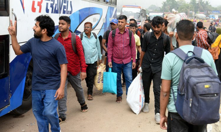 ঈদযাত্রায় সড়কপথে শৃঙ্খলায় কঠোর অবস্থানে সরকার