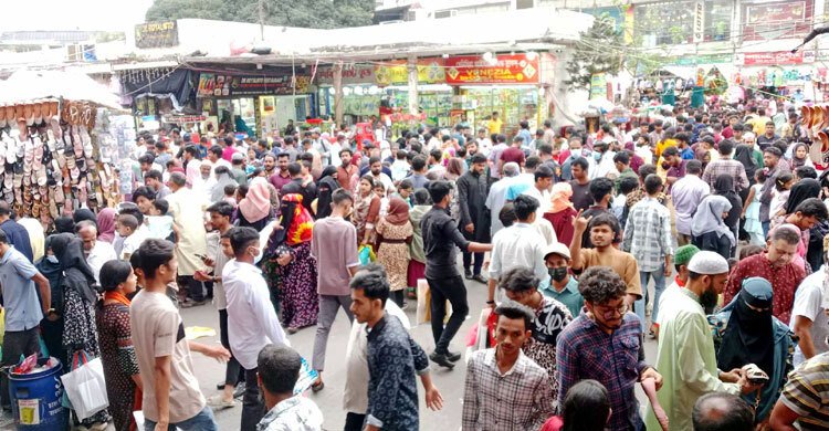 শেষ সময়ের কেনাকাটায় ব্যস্ত নগরবাসী