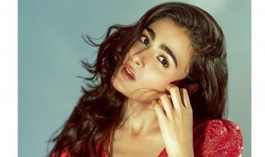 পোশাক পরিবর্তনের সময় রুমে ঢুকে পড়েন পরিচালক, যা করলেন অভিনেত্রী