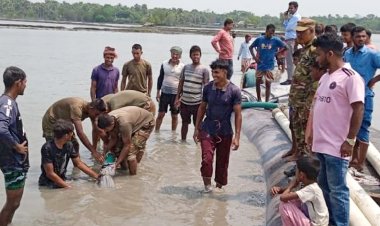সাতক্ষীরায় বাঁধে ভাঙন : দুর্যোগ মোকাবিলায় বাংলাদেশ সেনাবাহিনী