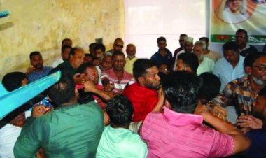বরিশালে বিএনপির কর্মিসভায় চেয়ারে বসা নিয়ে মারামারি