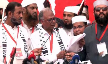 ‘মার্চ ফর গাজা’ কর্মসূচির ঘোষণাপত্র পাঠ করলেন মাহমুদুর রহমান