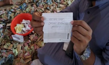 দানবাক্সে চিরকুট,  ‘পাগলা চাচা, শেখ হাসিনা কোথায়?’