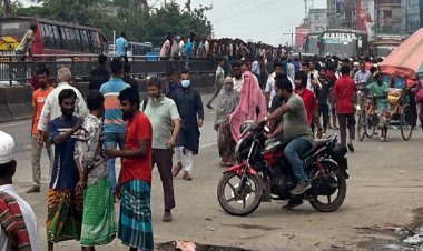 পুলিশ গাড়ির কাগজপত্র দেখতে চাওয়ায় পরিবহন শ্রমিকদের সড়ক অবরোধ