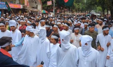 কাফনের কাপড় বেঁধে গণমিছিল করছে কারিগরি শিক্ষার্থীরা