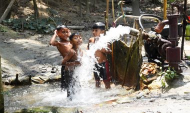 খরতাপে পুড়ছে যশোর, ঘরের বাইরে বের হলেই যেন আগুনের হল্কা লাগছে গায়ে