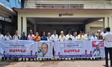 আমার দেশ সম্পাদকসহ সাংবাদিকদের বিরুদ্ধে মিথ্যা মামলার প্রতিবাদে নোয়াখালীতে মানববন্ধন