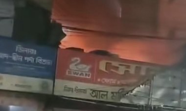 মোহাম্মদপুরের কৃষি মার্কেটে আগুন, নিয়ন্ত্রণে ৪ ইউনিট