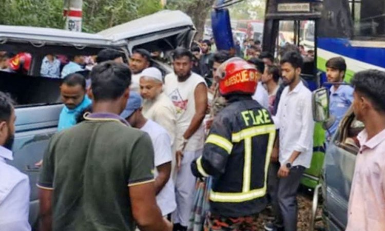 লোহাগাড়ায় বাস-মাইক্রো সংঘর্ষে নিহত বেড়ে ১০