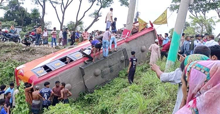 ফরিদপুরে নিয়ন্ত্রণ হারিয়ে বাস খাদে, নিহত ৫