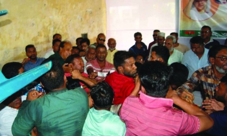 বরিশালে বিএনপির কর্মিসভায় চেয়ারে বসা নিয়ে মারামারি