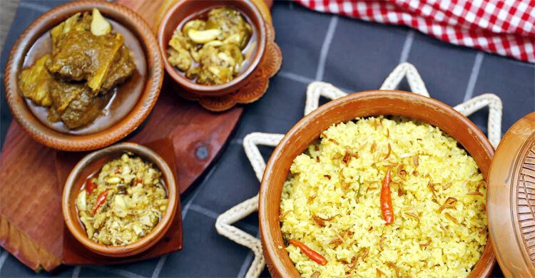 বৃষ্টিতে খিচুড়ি-গরুর মাংসে জমে উঠুক দুপুর