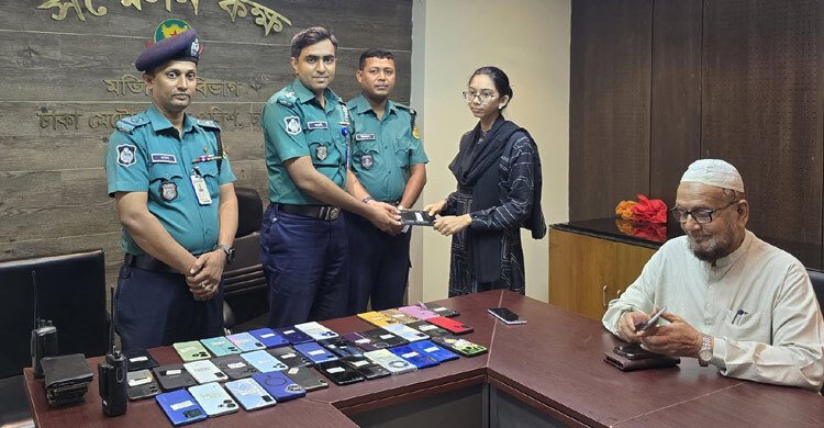হারিয়ে যাওয়া ৭৯ মোবাইলফোন উদ্ধার করলো পুলিশ