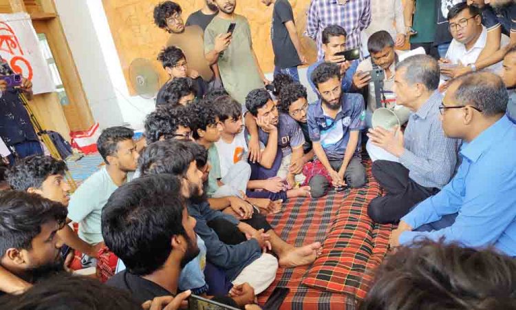 শিক্ষা উপদেষ্টার অনুরোধ না মেনে অনশনে অনড় কুয়েট শিক্ষার্থীরা