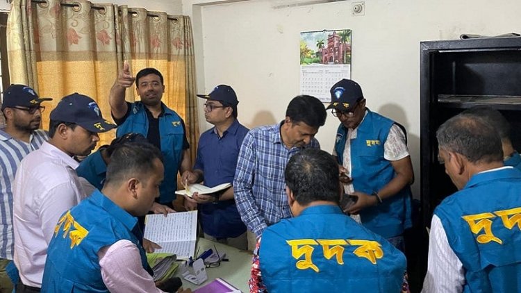 ঘুষ নেওয়ার সময় হাতেনাতে ধরা ডিএসসিসির ওয়ার্ড সচিব