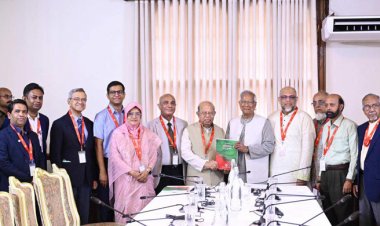  ড. ইউনূসের কাছে প্রতিবেদন জমা দিলো স্বাস্থ্যখাত সংস্কার কমিশন